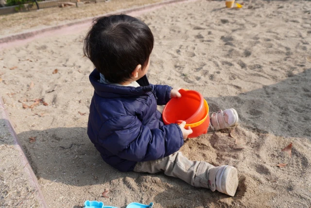 砂場で遊ぶ子供