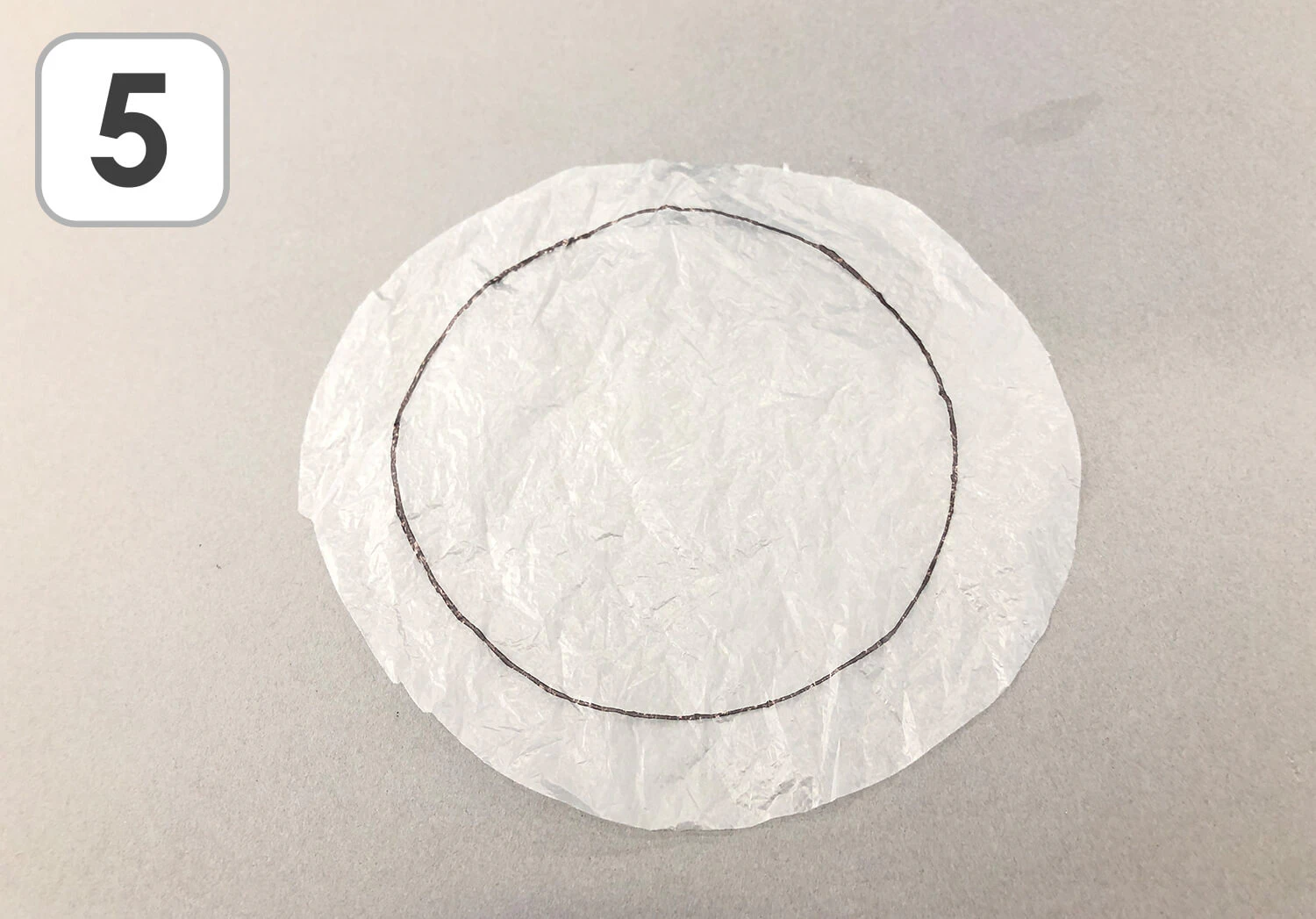 紙皿を使ったクラゲの製作手順5