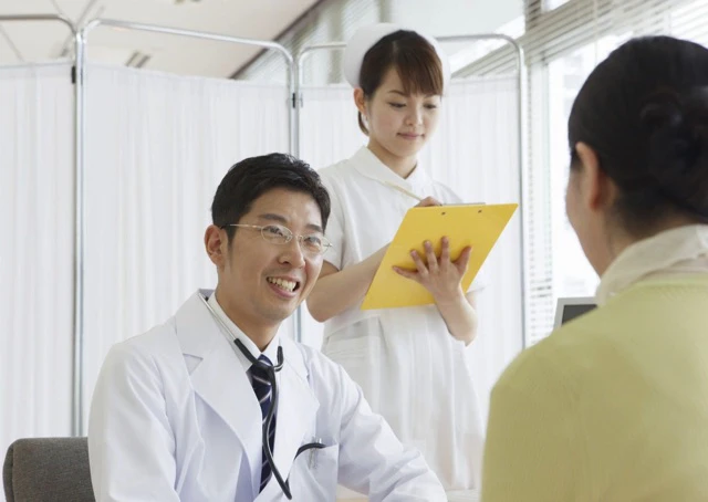 患者さんと医師 診察中