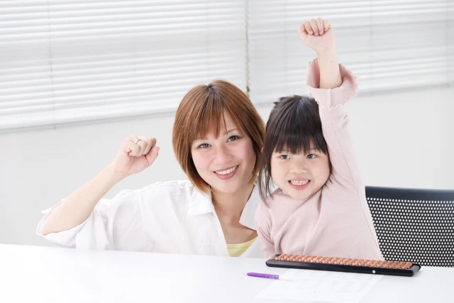 頑張る女性と幼児