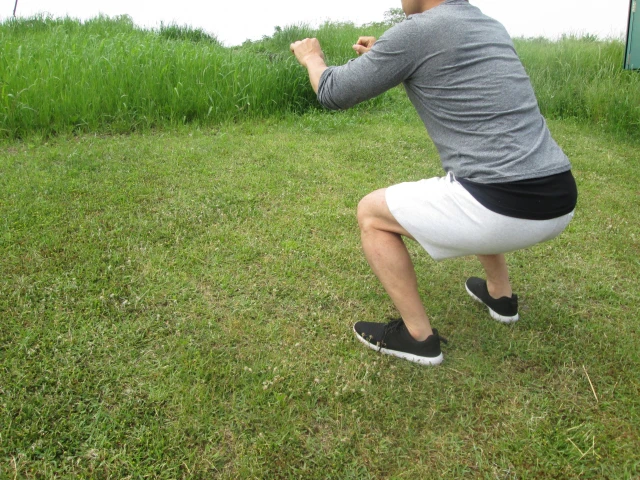 スクワットをする後ろ姿
