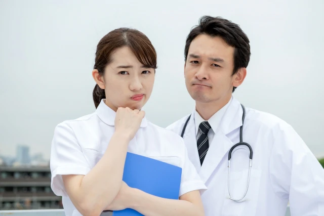 悩む医療従事者