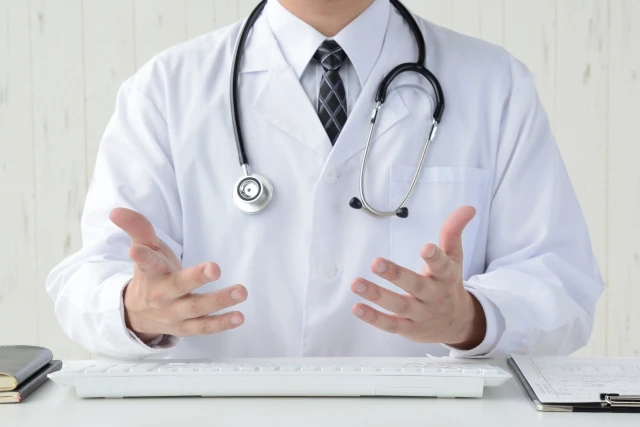 身振り手振りをする医師
