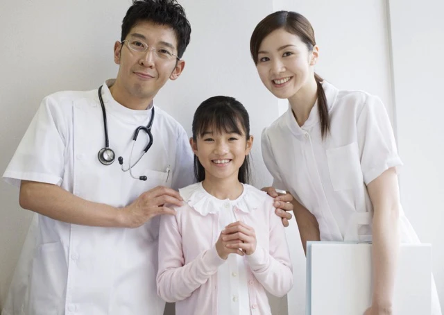 医師看護師と子供の患者