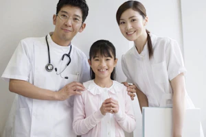 医師看護師と子供の患者