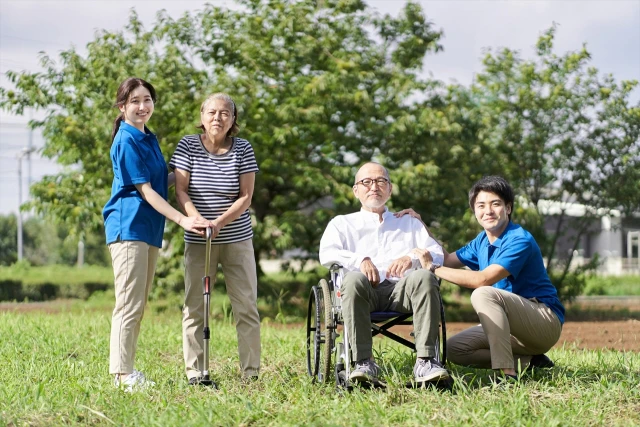 高齢者とスタッフ