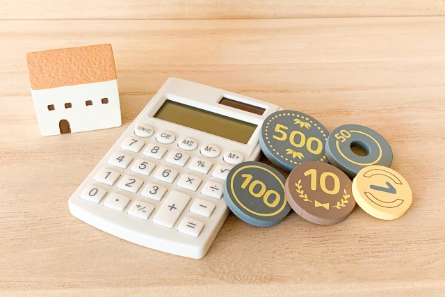 電卓とお金の模型