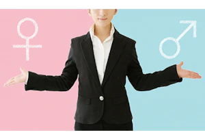 女性が手を広げている。背景が男女の記号