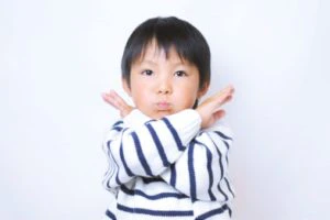 イヤイヤをする子