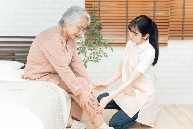 高齢女性を支える女性