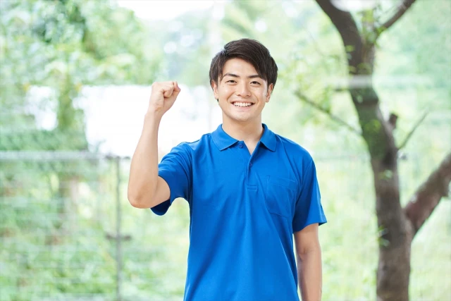 拳を上げるスタッフ