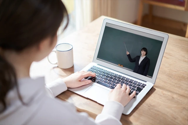 パソコンで画像を見る女性