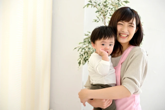 笑顔の保育士さんと子供