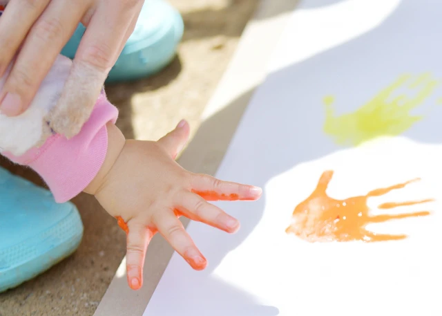 泥塗遊びをする子供
