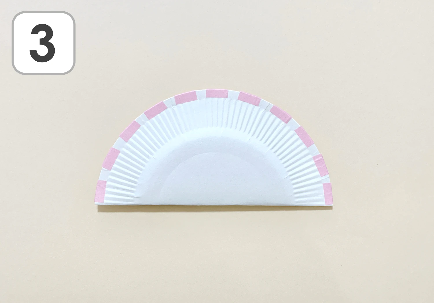 くまさんの紙皿タンバリンの製作手順3