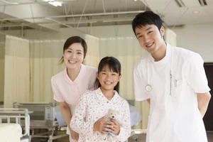 子どもの患者さんと看護師