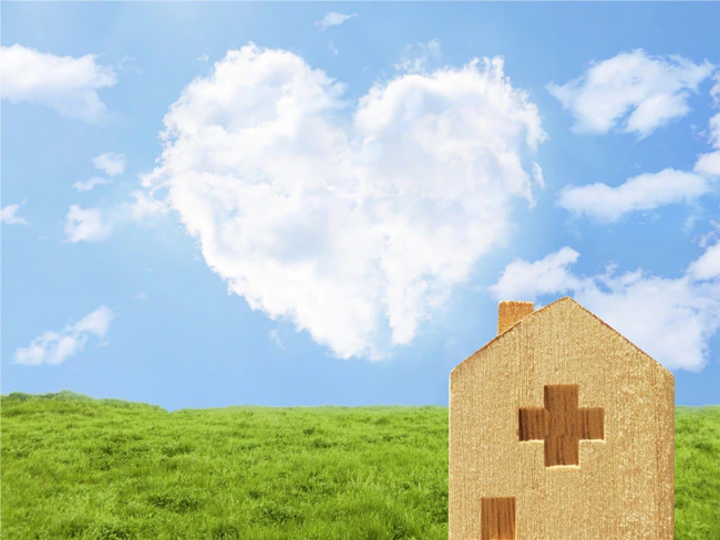 空にハートの雲　木で出来た病院
