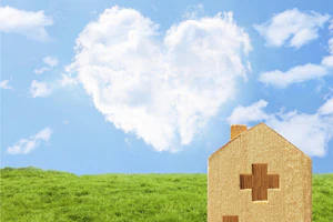 空にハートの雲 木で出来た病院