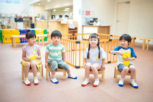 椅子に座る子供たち
