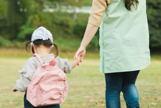 手をつなぐ園児と保育士