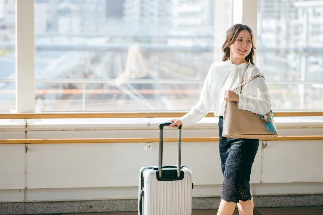 旅行している女性