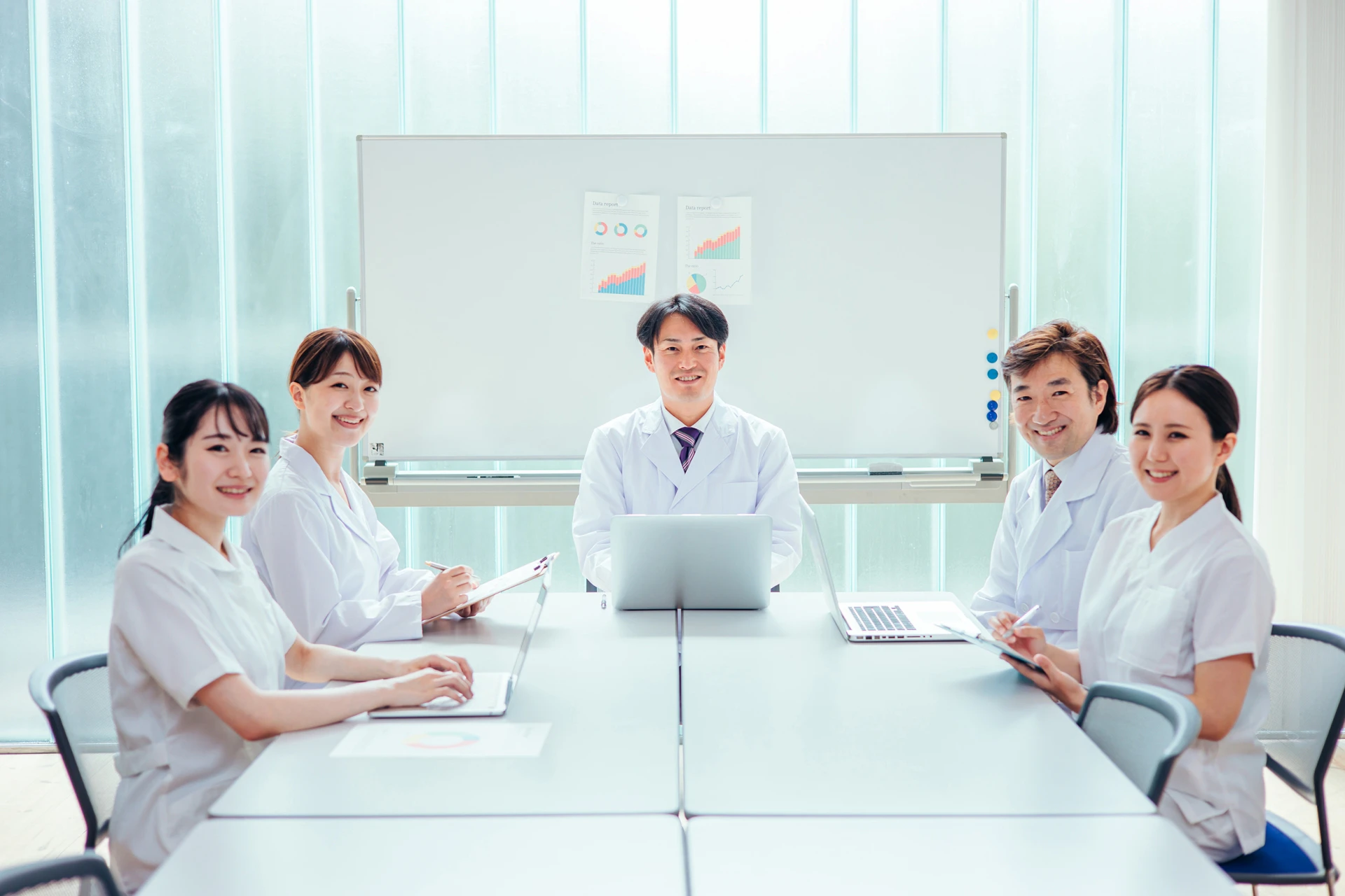 ミーティングする医師たち