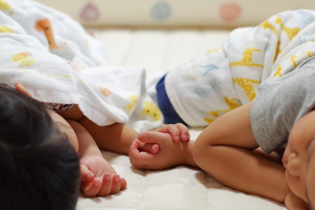 手をつないで眠る子供たち