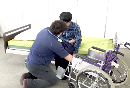 今から車椅子に移動することを伝える