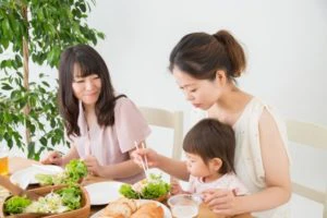 食事をする子ども