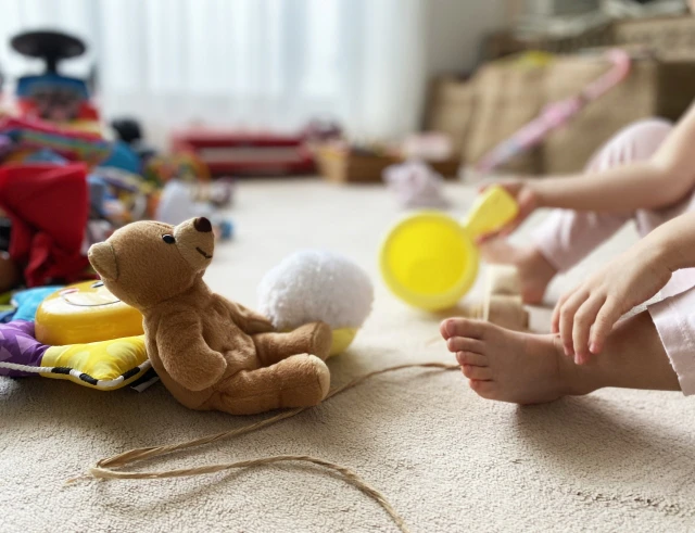 ぬいぐるみで遊ぶ子供