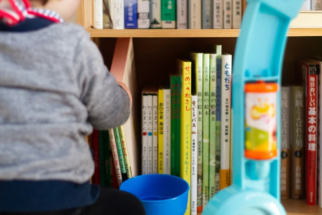 本棚と園児の背中