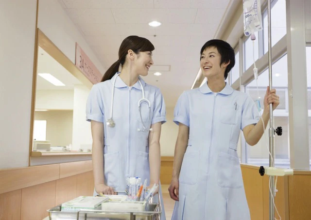 看護師が話しながら歩いている