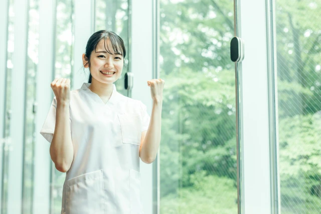ガッツポーズの看護師
