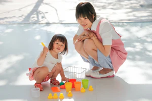 保育士さんと遊ぶ子供