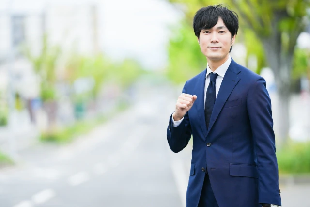 意気込むスーツの男性
