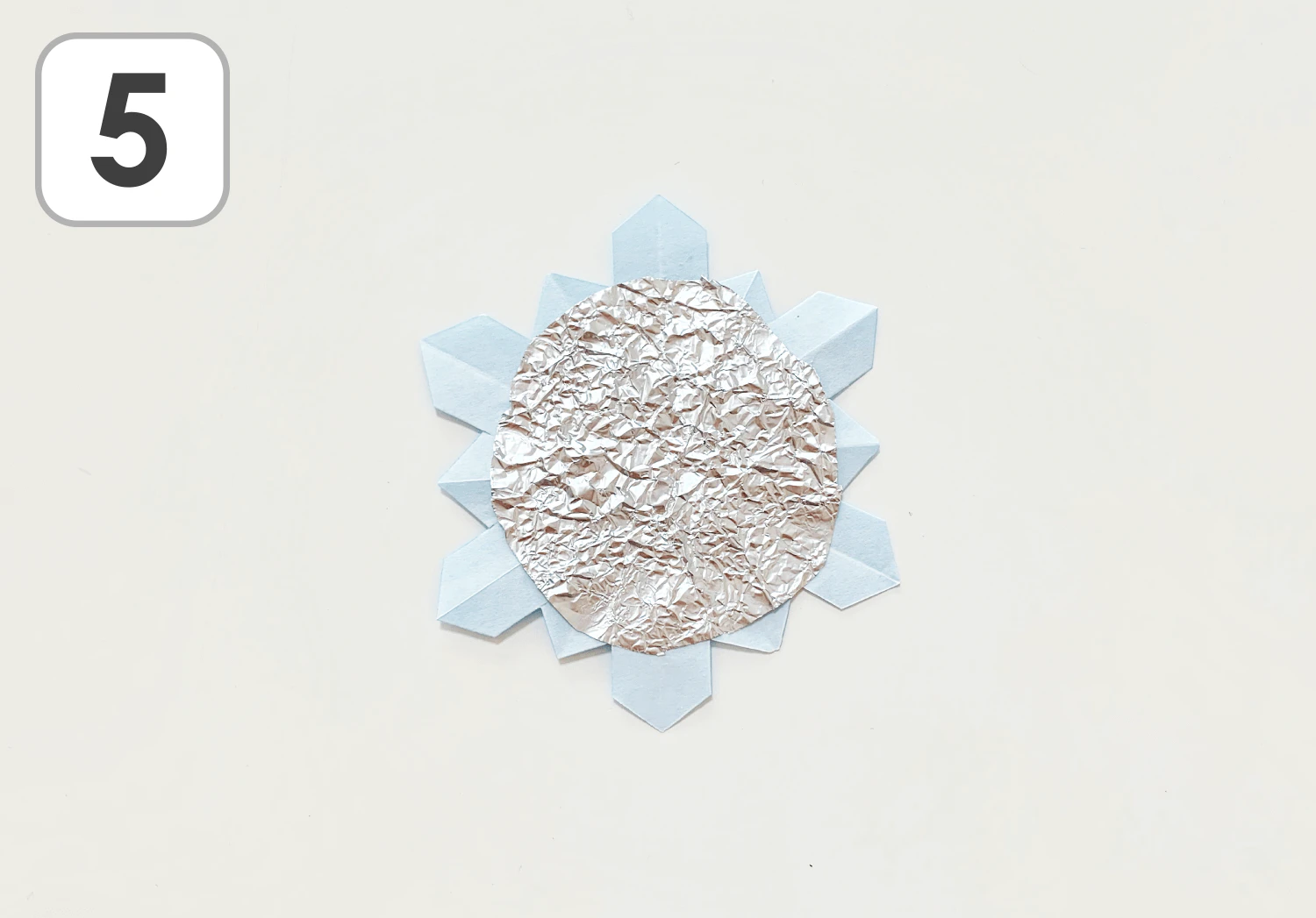 切り紙ツリーと雪の結晶の製作手順5