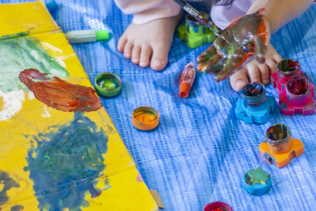 絵具遊びをする幼児