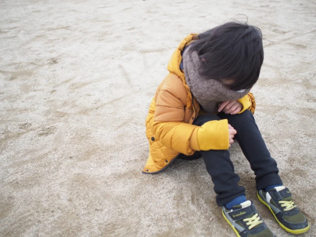 うつむく男の子