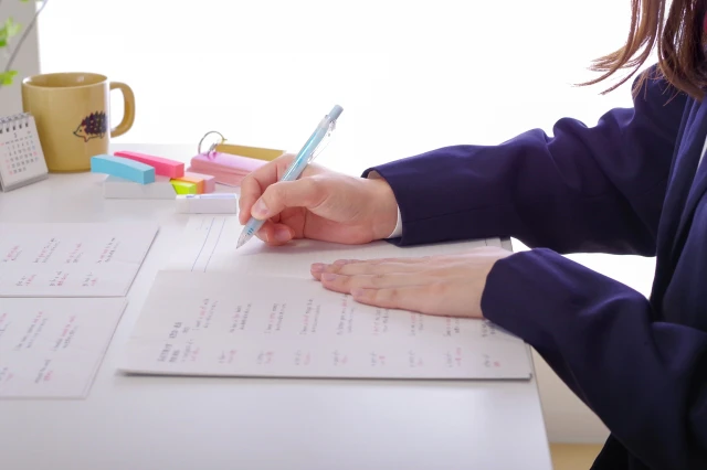 ノートに記載している様子