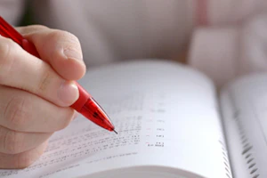 ノートに文字を描く理学療法士