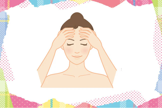 ヘッドマッサージをする女性