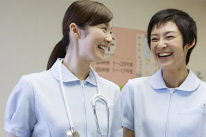 2人の看護師が笑って話している