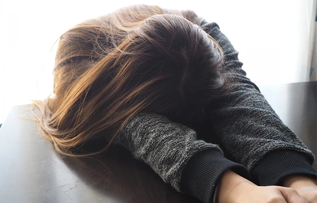 ぐったりする女性