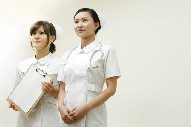 看護師2人が並んで立っている