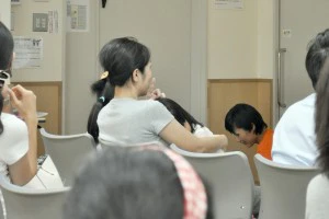真剣に話を聞く参加者さま