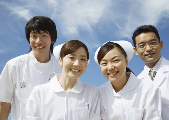 看護師と医師が並んでいる