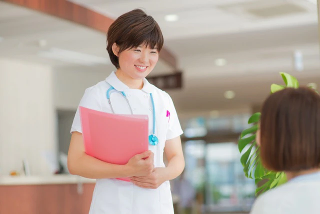 患者さんと話している看護師