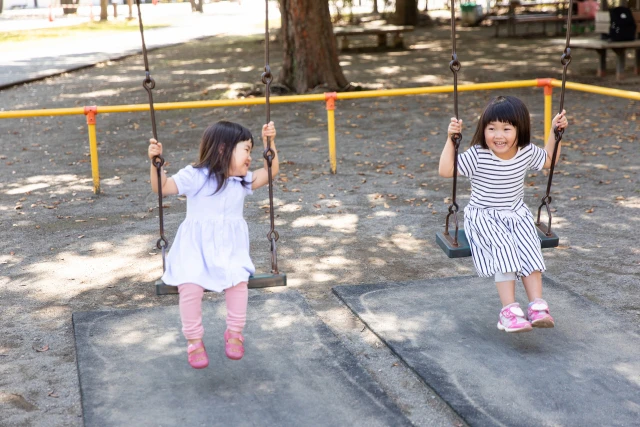 ブランコに乗った女の子たち