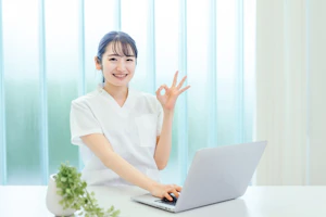 OKサインを出すスタッフ