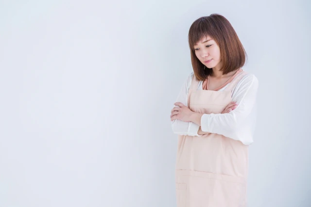 考える女性スタッフ